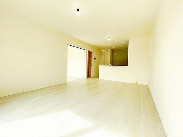 3号棟
大切なご家族が集まるからこそLDKはこだわりたい!休日はおひさまの光をたっぷりと取りこめるリビングでゆったりと過ごしませんか?子供たちが元気に笑いながら走り回っても十分な広さの空間です。