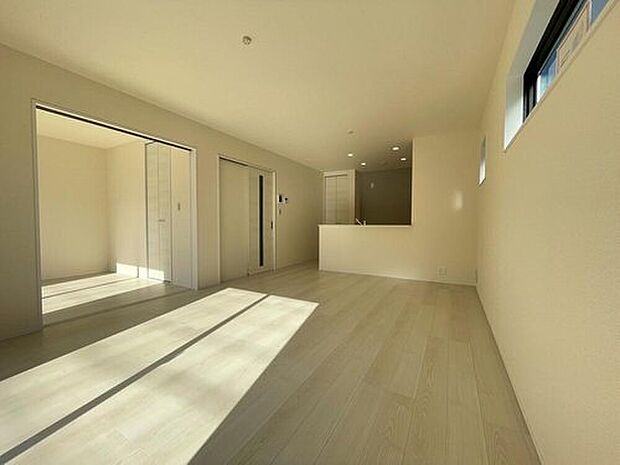 １号棟
広々とした居住空間は日々の暮らしを彩り、心のやすらぎと満足感を与えてくれます。通風と採光を考慮した設計は子供たちはのびのび育ち、家族でくつろぎと団らんを生み出します。