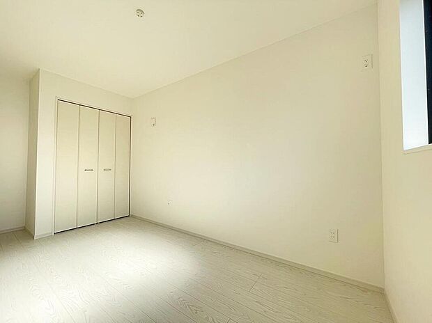 広々とした居住空間は日々の暮らしを彩り、心のやすらぎと満足感を与えてくれます。通風と採光を考慮した設計は子供たちはのびのび育ち、家族でくつろぎと団らんを生み出します。