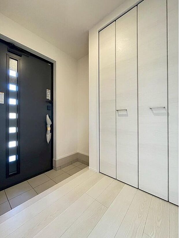 上質感漂う玄関へのアプローチ。居住者の帰り、訪れる方を優しく迎える・安らぎに満ちた生活空間を予感させる。健やかな暮らしを楽しめそう♪