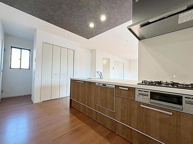 キッチンワークしながら大切な家族との会話を楽しめる、家族のコミュニケーションが生まれる対面式のオープンキッチンです♪　　