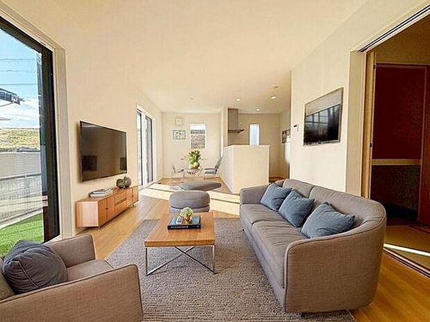 （現況の物件写真に、CG による画像処理を行っています。家具、家電、照明器具、小物、カーテン、その他のイメージはCG です。）