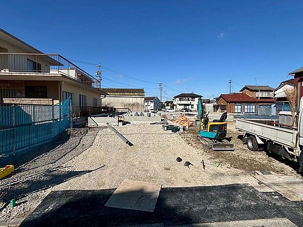 全２邸☆
この街とこの家で暮らしたくなる魅力が満載。利便性と自然、周辺環境の心地よさは写真や文章では伝えきれません。日々の動線や採光、周辺施設との距離感まで、ぜひ現地でご体感ください。