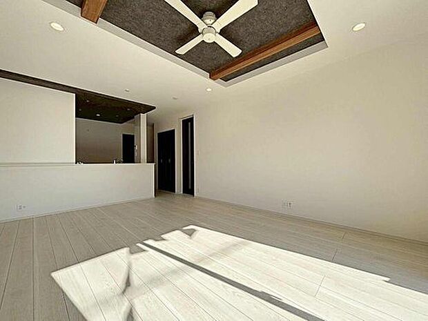 直線タイプのリビングで、キッチンからリビング全体を見渡すことができます！お料理をしながらでもお子様の様子を見守ることができるリビングです。

