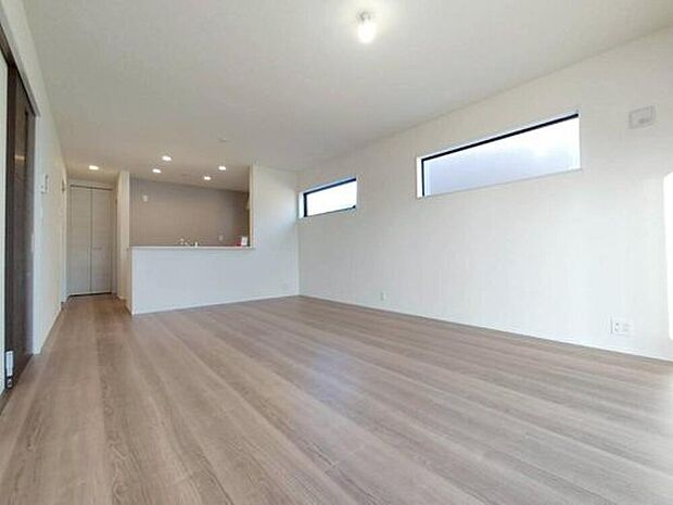 ２号棟
大切なご家族が集まるからこそＬＤＫはこだわりたい！休日はおひさまの光をたっぷりと取りこめるリビングでゆったりと過ごしませんか？子供たちが元気に笑いながら走り回っても十分な広さの空間です。