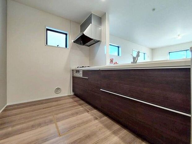 ２号棟
収納力豊富なシステムキッチン。大型スライド収納付きで、すっきり片付けやすいキッチンです。
床下収納もついてたっぷり収納できます♪

