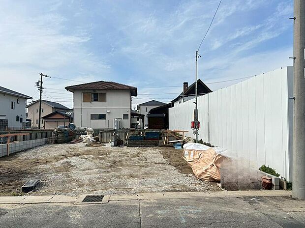 1号棟☆
駐車3台可能♪
建築中のためモデルハウスで構造説明会を開催しております☆設備や構造などご説明いたします!お気軽にお問い合わせください♪