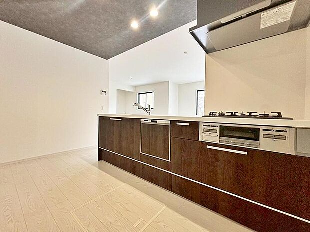 対面式キッチンからダイニングへお食事の受け渡しがスムーズにでき効率的です。お料理中もリビングが見渡せ安心♪会話がはずむ姿が想像できますね♪