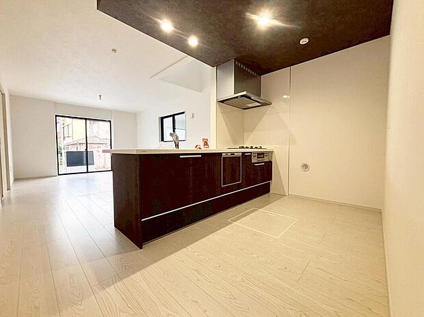 対面式キッチンからダイニングへお食事の受け渡しがスムーズにでき効率的です。お料理中もリビングが見渡せ安心♪会話がはずむ姿が想像できますね♪