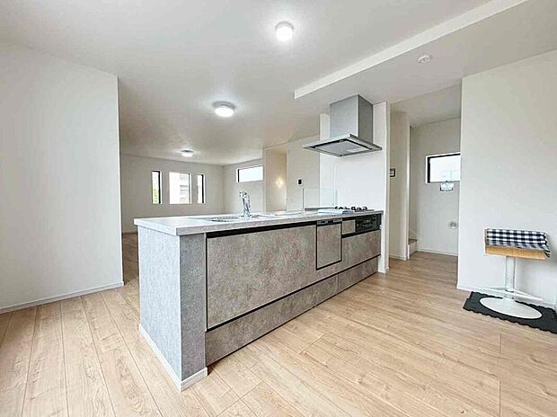 収納力豊富なシステムキッチン。大型スライド収納付きで、すっきり片付けやすいキッチンです。
床下収納もついてたっぷり収納できます♪