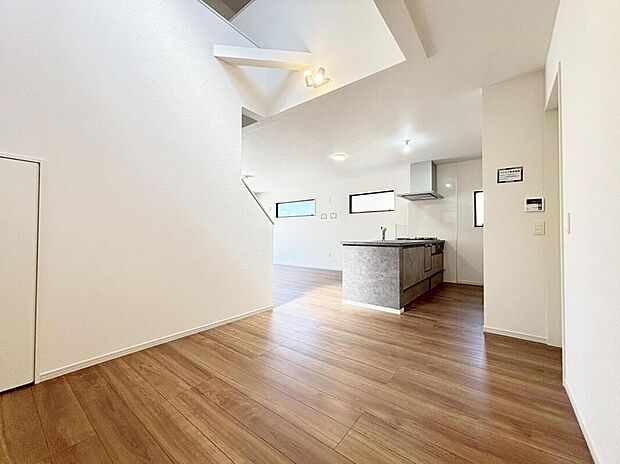 １号棟
ご家族みんなで長い時間を過ごすリビングは一番居心地のいいものであって欲しいですね。開放感のある広々リビングに光と風を呼び込み、快適な住空間を実現します。