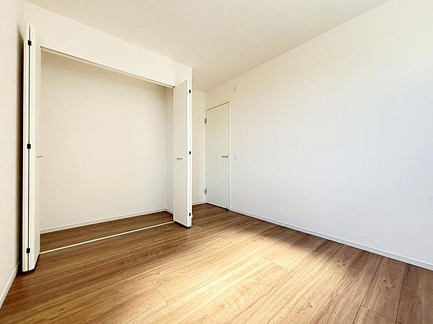 １号棟
家族一人ひとりの大切なプライベート空間。趣味に合わせて使って頂けるようシンプルに仕上げてあります。暮らし心地を大きく左右する収納を、適材適所に配置し使い勝手を考慮しました。