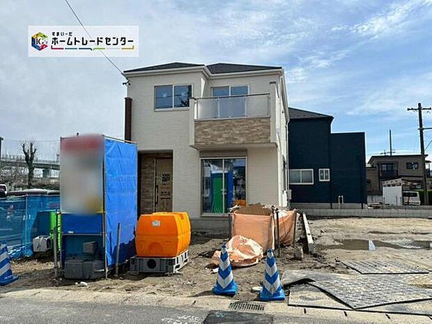 全３邸☆１号棟
完成に向けて現在建築工事中です☆土日・平日を問わず毎日モデルハウスにて物件説明会を開催中☆お気軽に０１２０-８８８-９８３までお問い合わせ下さい☆