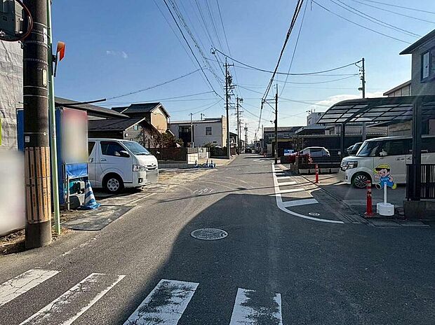 前面道路は交通量の少ない道路です。ゆとりがあり、駐車時もゆっくりと落ち着いて行える立地環境になっています♪　　　　　　　