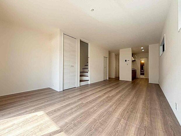 ご家族みんなで長い時間を過ごすリビングは一番居心地のいいものであって欲しいですね。開放感のある広々リビングに光と風を呼び込み、快適な住空間を実現します。