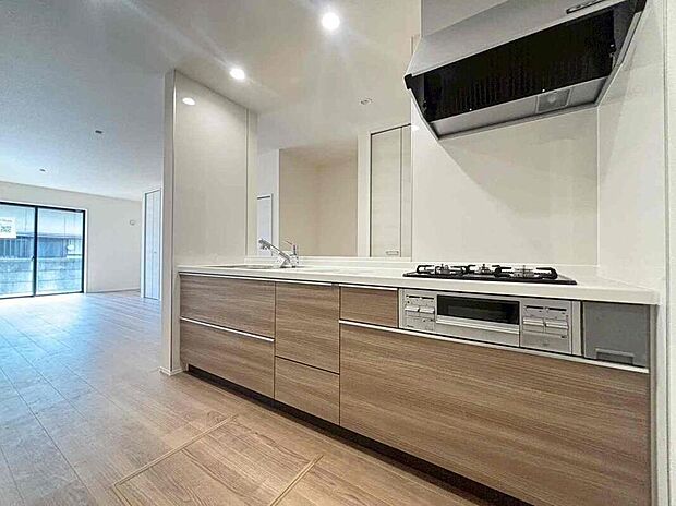 収納力豊富なシステムキッチン。大型スライド収納付きで、すっきり片付けやすいキッチンです。
床下収納もついてたっぷり収納できます♪