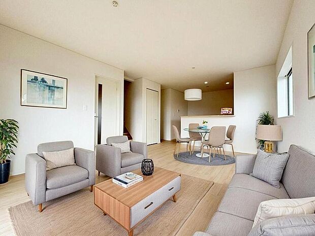 リビング
現況の物件写真に、CG による画像処理を行っています。家具、家電、照明器具、小物、カーテン、その他のイメージはCG です。