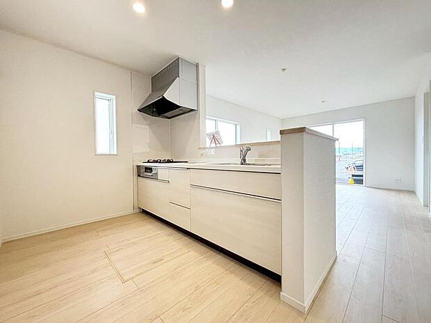 収納力豊富なシステムキッチン。大型スライド収納付きで、すっきり片付けやすいキッチンです。
床下収納もついてたっぷり収納できます♪