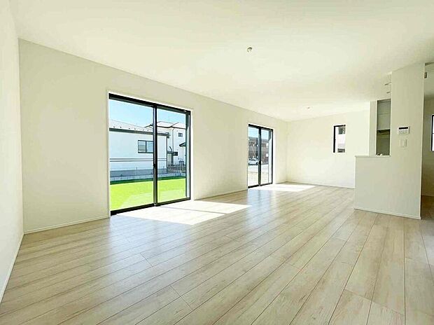 A号棟
大切なご家族が集まるからこそＬＤＫはこだわりたい！休日はおひさまの光をたっぷりと取りこめるリビングでゆったりと過ごしませんか？子供たちが元気に笑いながら走り回っても十分な広さの空間です。