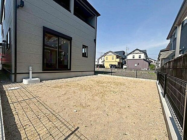 広いお庭付きです♪ガーデニングやバーベキュー、お子様のビニールプール、物置などに便利なスペース♪　