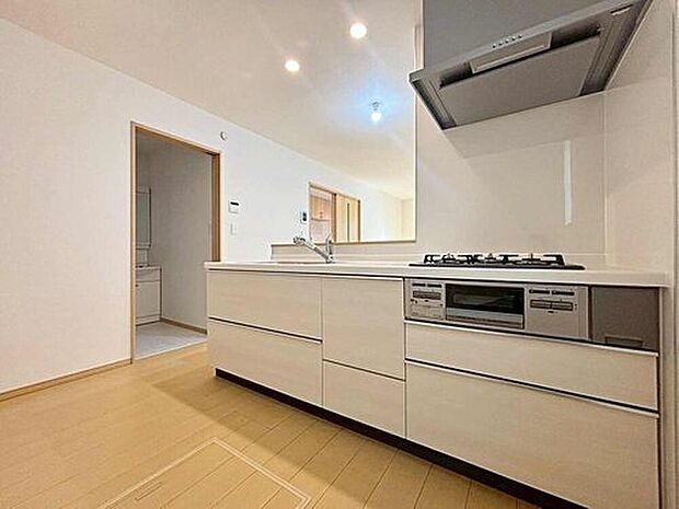 A号棟
収納力豊富なシステムキッチン。大型スライド収納付きで、すっきり片付けやすいキッチンです。
床下収納もついてたっぷり収納できます♪