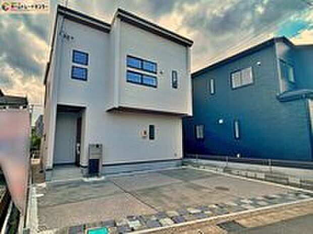 全２邸☆２号棟
完成に向けて現在建築工事中です☆土日・平日を問わず毎日モデルハウスにて物件説明会を開催中☆お気軽にお問い合わせ下さい☆
