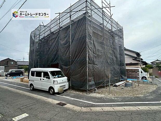 全３棟☆
各棟、並列３台駐車可能♪
完成に向けて現在建築工事中です☆住宅の構造や設備仕様・完成イメージなどの資料もお送りいたします♪お気軽に０１２０-８８８-９８３までお問い合わせ下さい☆
