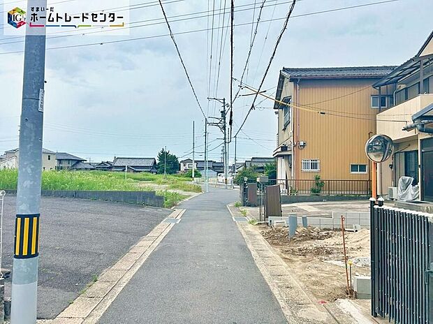 周辺は静かで落ち着いた住宅街。前面道路は車通りが少ないため、駐車の際にも慌てることがなく安心です♪