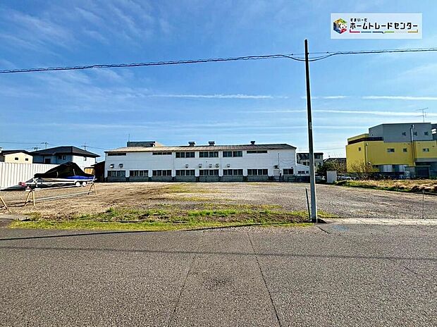 前面道路は車通りの少ない道路。お車の出し入れが苦手なママや小さなお子様にも安心ですね。しっかり舗装もされているので、ベビーカーや自転車で通っても快適に通行できます。
