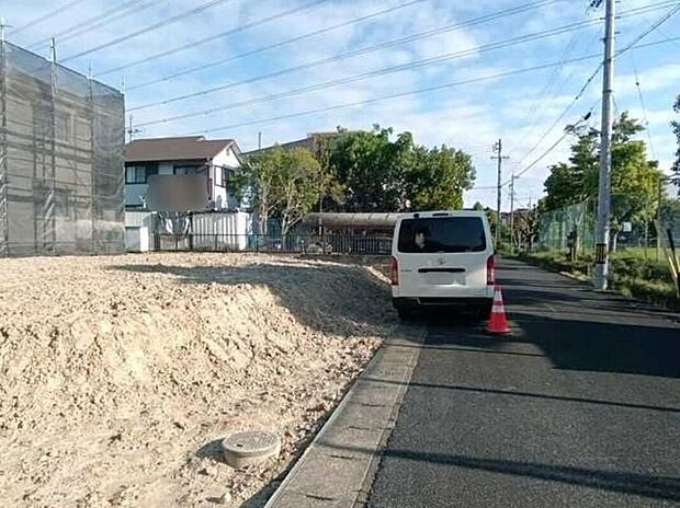 前面道路は交通量が少なく、住人以外の進入も少ない道路です。駐車時もゆっくりと落ち着いて行える立地環境になっています♪