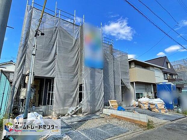 【A号棟】
全２邸☆並列駐車２台可能♪
建築中ですが他の完成物件で建物の設備や間取りをご確認いただけます♪お気軽に０１２０-８８８-９８３までお問い合わせください♪