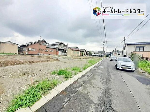 前面道路は、道路幅も広く、駐車もゆとりをもって行える環境になっています。お車の出し入れが苦手なママや小さなお子様にも安心ですね。舗装もされていて、ベビーカーや自転車で通っても快適に通行できます。

