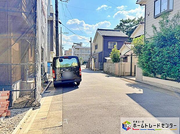 前面道路は、道路幅も広く、駐車もゆとりをもって行える環境になっています。お車の出し入れが苦手なママや小さなお子様にも安心ですね。舗装もされていて、ベビーカーや自転車で通っても快適に通行できます。