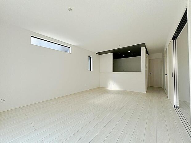 【リビング】明るいリビングです♪対面式のオープンキッチンは、家事をしながらご家族の様子が一目でわかる安心と便利な設備です♪