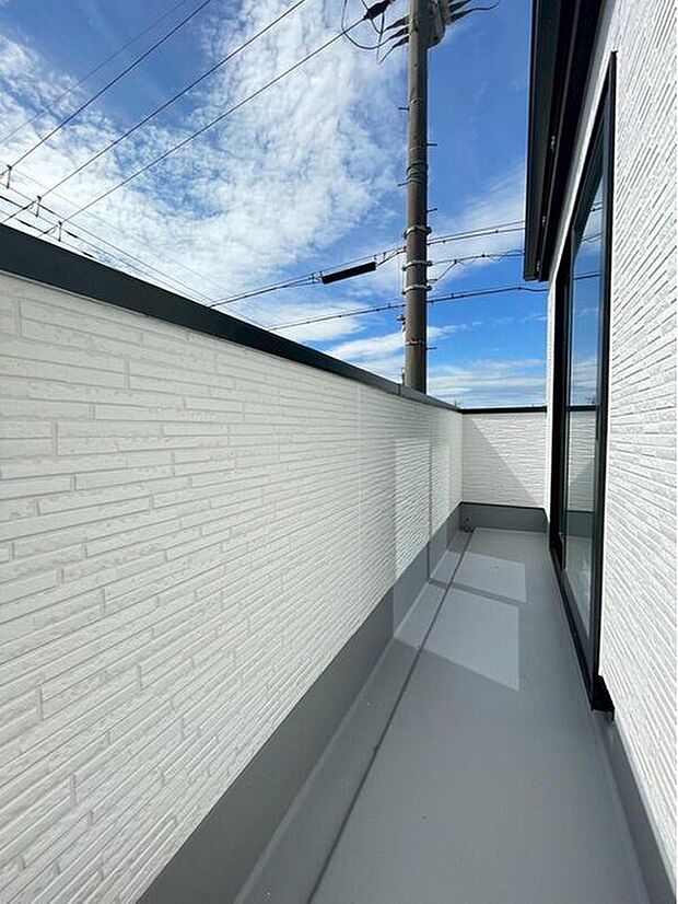 【バルコニー】家族分の洗濯物もしっかり干せます。日当たりも良く、毎日のお洗濯が楽しくなりそう♪お布団は手軽に干せていつもポカポカに☆