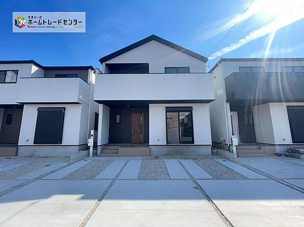 【現地外観写真】全4邸☆3号棟
並列3台駐車ができるカースペースを確保しました!
完成しております☆設備や構造などご説明いたします!