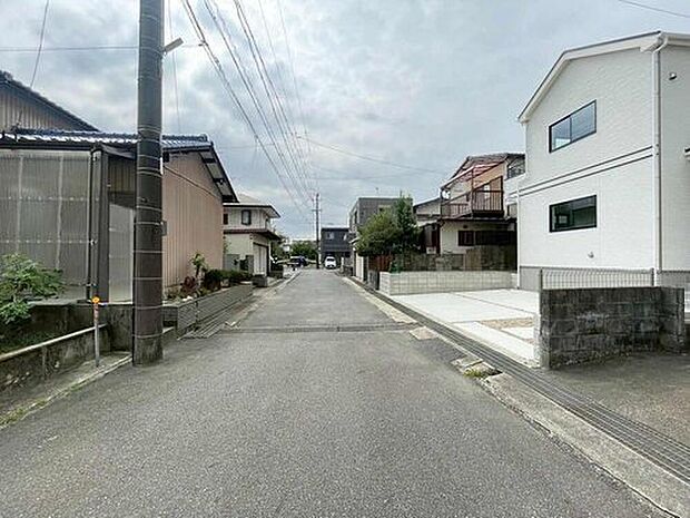 【前面道路含む現地写真】前面道路は閑静な住宅地をはしる車通りの少ない道路。お車の出し入れが苦手なママや小さなお子様にも安心ですね。しっかり舗装もされているので、ベビーカーや自転車で通っても快適に通行できます。