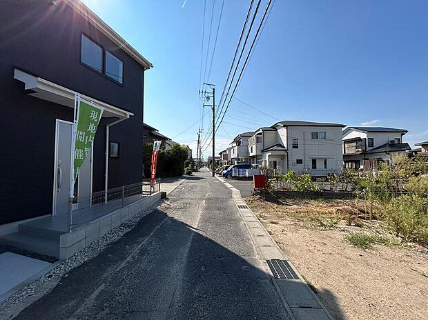 【前面道路含む現地写真】前面道路は閑静な住宅地をはしる車通りの少ない道路。お車の出し入れが苦手なママや小さなお子様にも安心ですね。しっかり舗装もされているので、ベビーカーや自転車で通っても快適に通行できます。