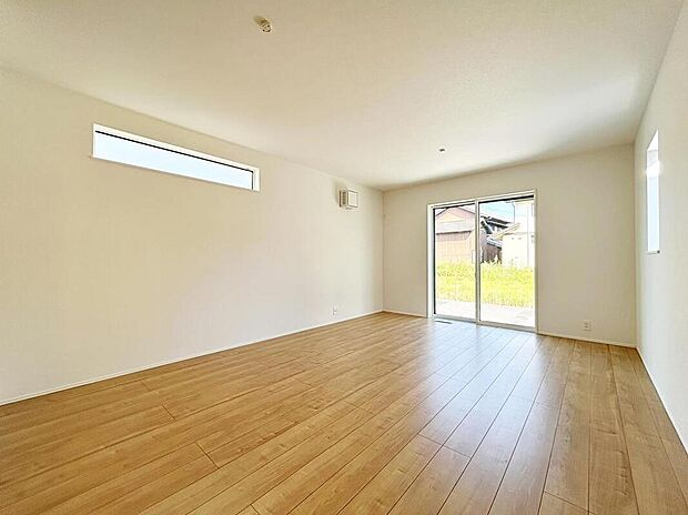 【リビング】2号棟
心地よい明るい雰囲気のリビング♪採光は良好です!
家族団らんの時間も増えそうなくつろぎの場所になりそう♪