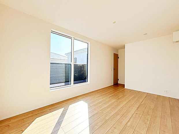 【リビング以外の居室】2号棟
通風・採光にも優れ、心地よい光と風があふれています。 豊かな居住性とプライドを満たすクオリティが見事に調和した住空間。新築戸建でなければ体感できないひとときをご体感頂ける筈です。