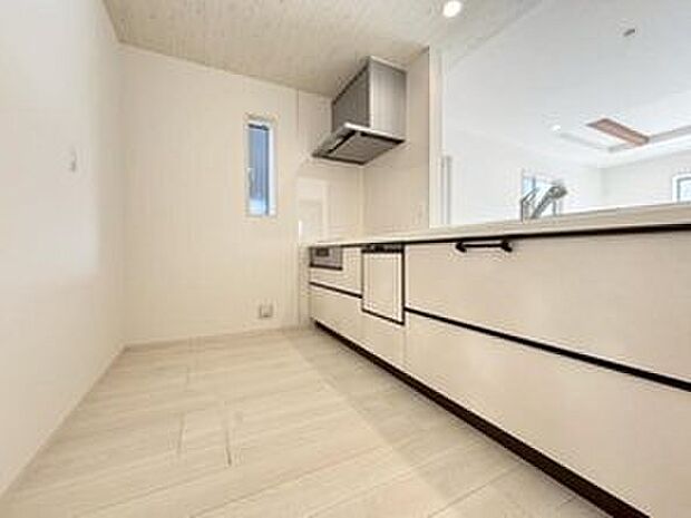 【キッチン】１号棟
収納力豊富なシステムキッチン。大型スライド収納付きで、すっきり片付けやすいキッチンです。
床下収納もついてたっぷり収納できます♪