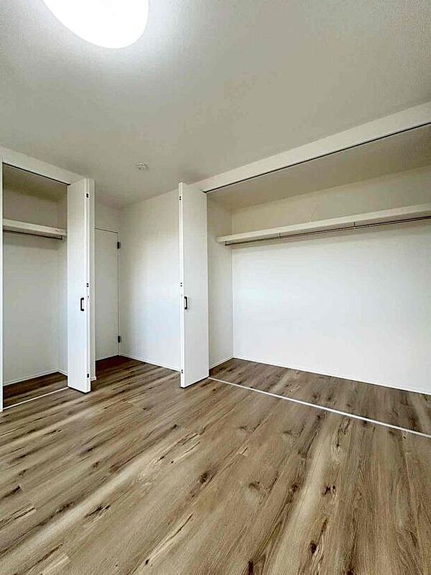 【収納】家族一人ひとりの大切なプライベート空間。趣味に合わせて使って頂けるようシンプルに仕上げてあります。暮らし心地を大きく左右する収納を、適材適所に配置し使い勝手を考慮しました。