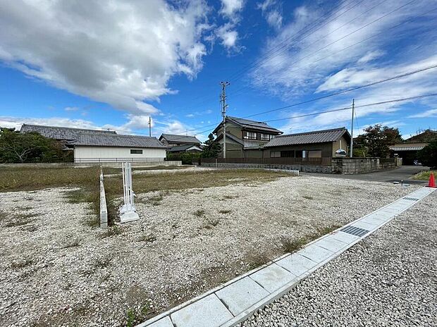 【現地外観写真】全3邸☆
建築中のためモデルハウスで構造説明会を開催しております☆
南向き日当たり良好LDKと洋室を一体できる人気の間取りです!収納豊富♪