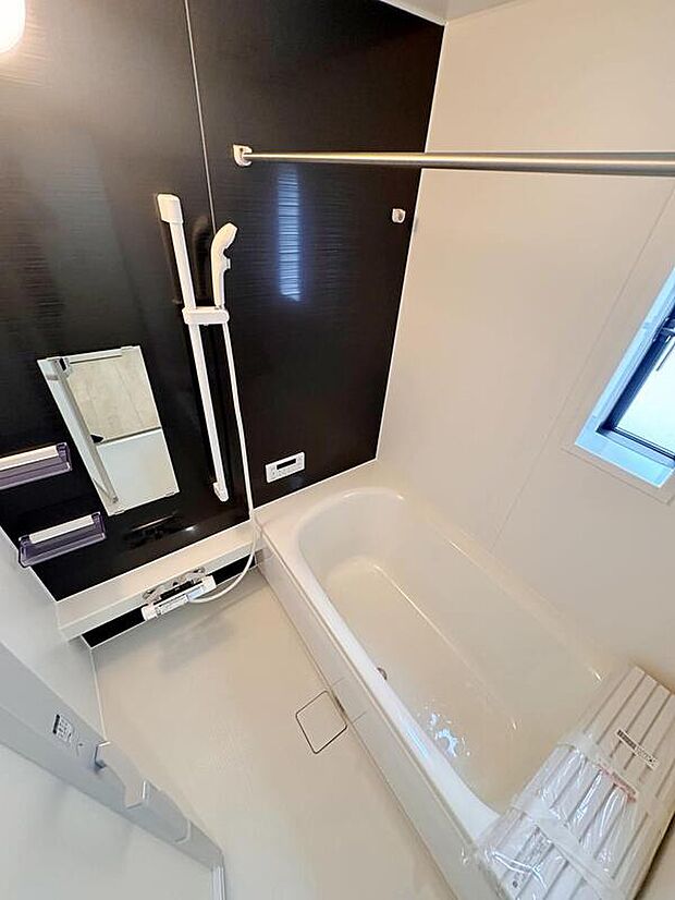 【浴室】4号棟
アクセントパネルで落ち着きのある雰囲気を演出したバスルーム♪毎日の疲れを癒やすバスタイムをお楽しみ下さい!浴室換気乾燥暖房機付きで、ジメジメした季節や雨の日には、浴室内干しも可能!