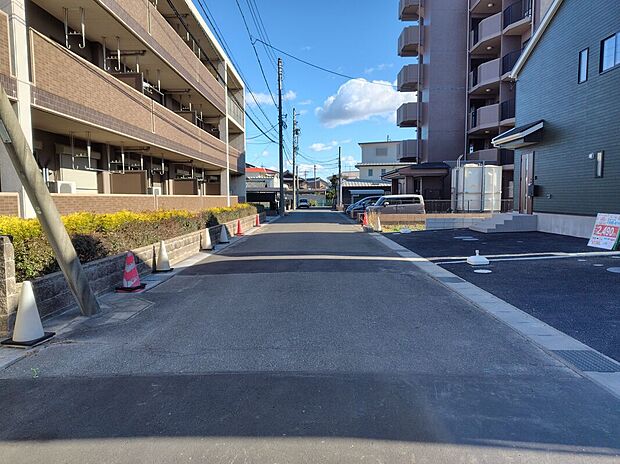 【前面道路】前面道路は、道路幅も広く、駐車もゆとりをもって行える環境になっています。お車の出し入れが苦手なママや小さなお子様にも安心ですね。舗装もされていて、ベビーカーや自転車で通っても快適に通行できます。