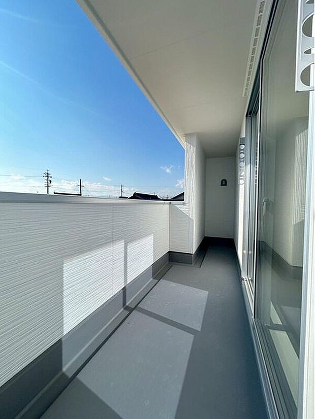 【バルコニー】３号棟
雨の日も洗濯物が濡れる心配のないインナーバルコニー仕様♪お洗濯だけでなく、ちょっとしたリラックスできる空間になりそうです☆