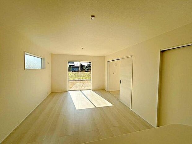 【リビング】３号棟
大切なご家族が集まるからこそＬＤＫはこだわりたい！休日はおひさまの光をたっぷりと取りこめるリビングでゆったりと過ごしませんか？子供たちが元気に笑いながら走り回っても十分な広さの空間です。