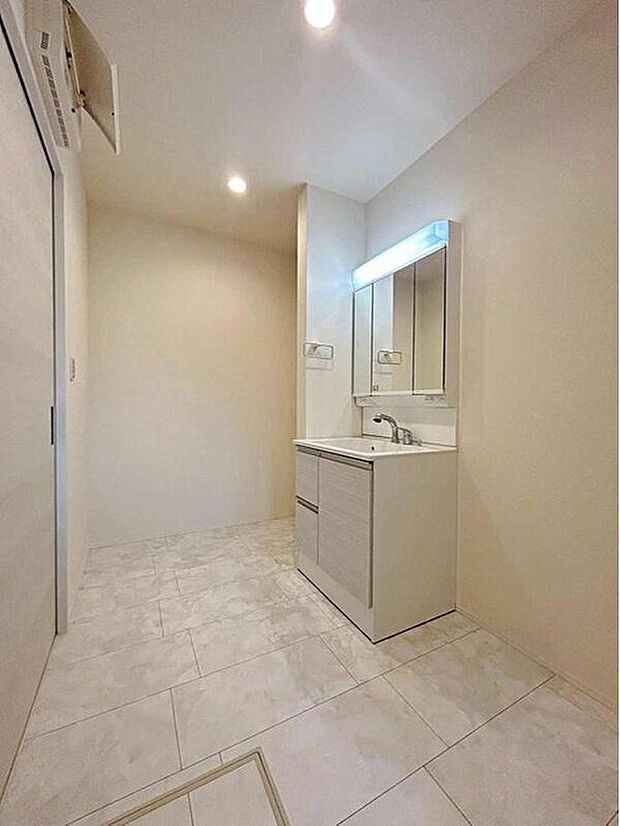 【洗面台・洗面所】３号棟
暮らしを快適にする三面鏡仕様の洗面化粧台。
収納力と機能性に優れた使いやすい設備で、忙しい朝の身支度もスムーズに♪