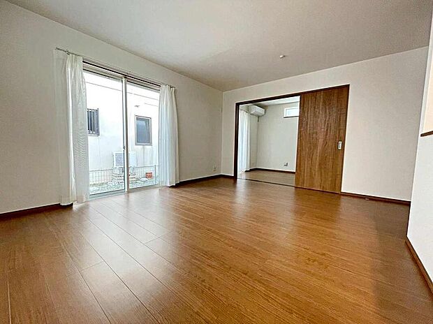 【リビング】A号棟
南向きの明るい雰囲気が心地いいリビング♪家族団らんの場所は、日当たり良好でもあり、温もりを感じられる場所になりますね♪