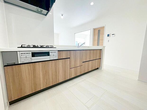 【キッチン】3号棟
収納力豊富なシステムキッチン。大型スライド収納付きで、すっきり片付けやすいキッチンです。
床下収納もついてたっぷり収納できます♪